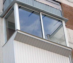 На таком балконе монтаж наружного блока возможен только с альпинистом