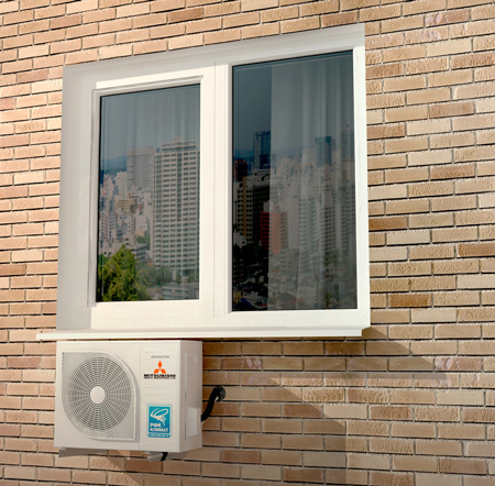 Внешний блок сплит-системы расположен под окном. Вариант 3.